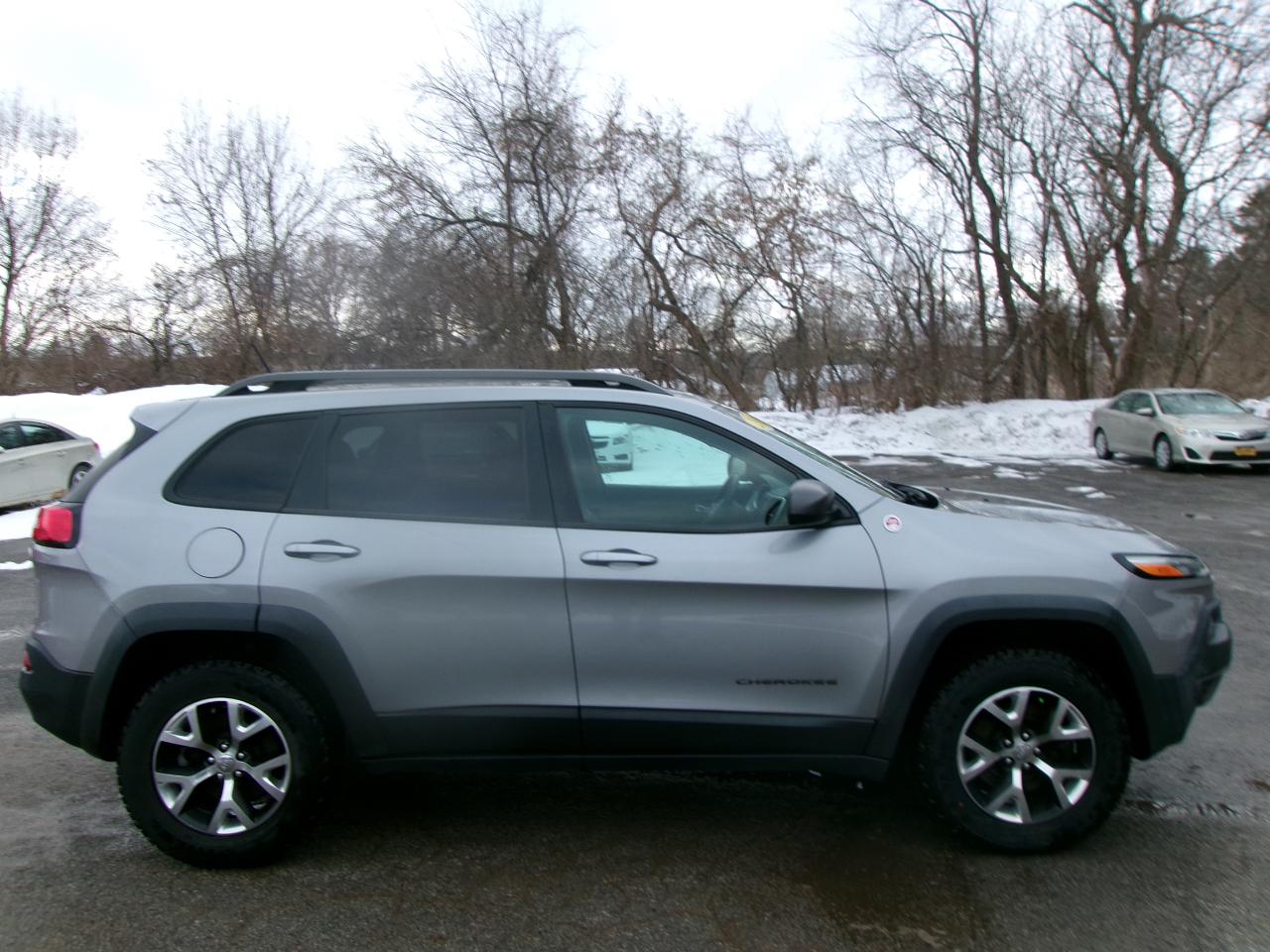 Jeep Cherokee Trailhawk 4D SUV 4WD 2015
