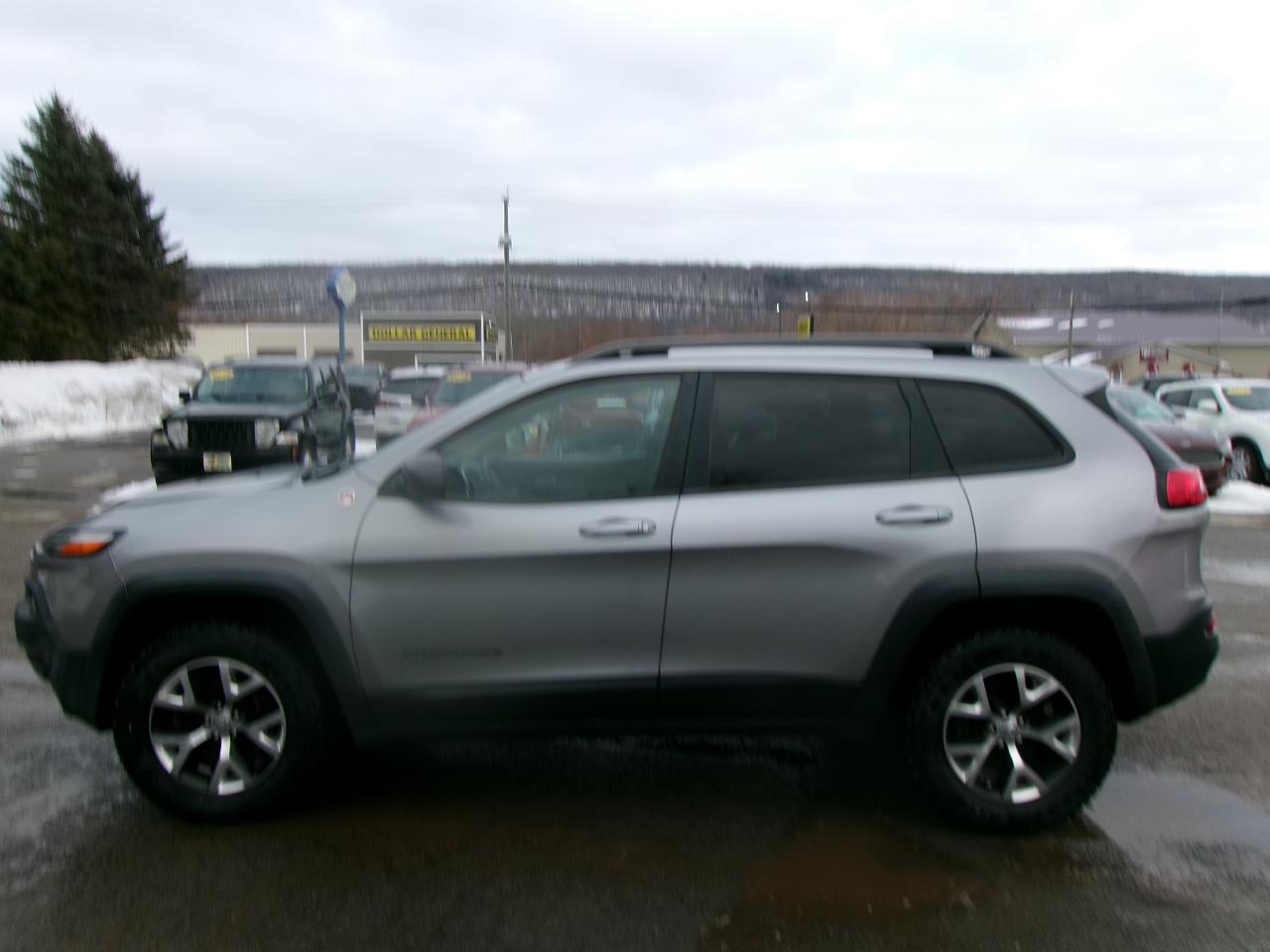 Jeep Cherokee Trailhawk 4D SUV 4WD 2015