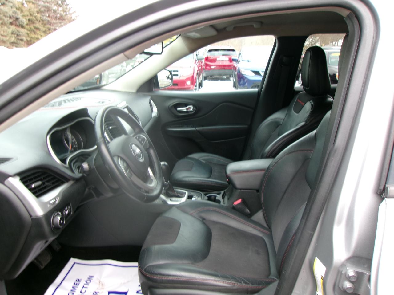 Jeep Cherokee Trailhawk 4D SUV 4WD 2015