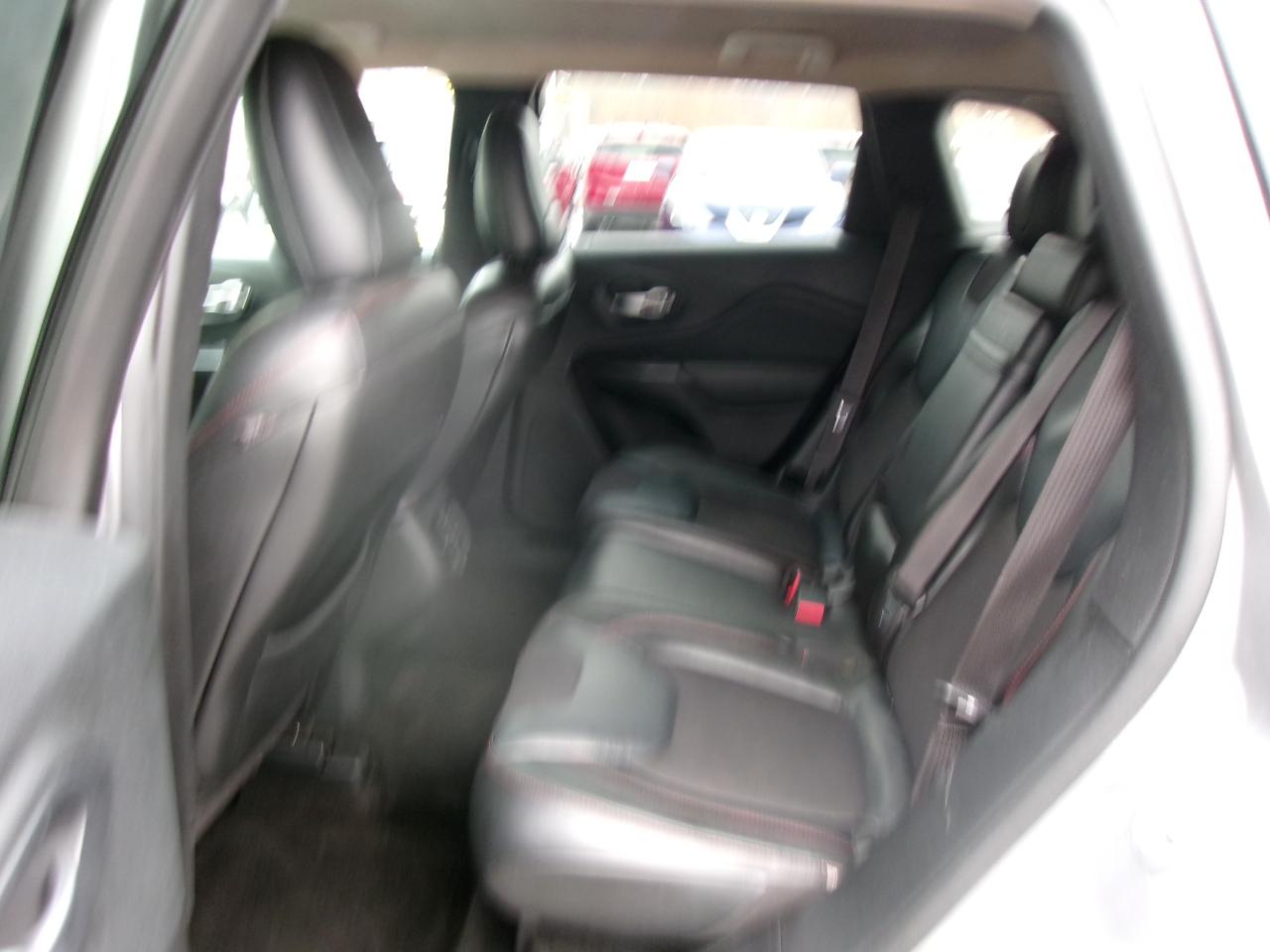 Jeep Cherokee Trailhawk 4D SUV 4WD 2015