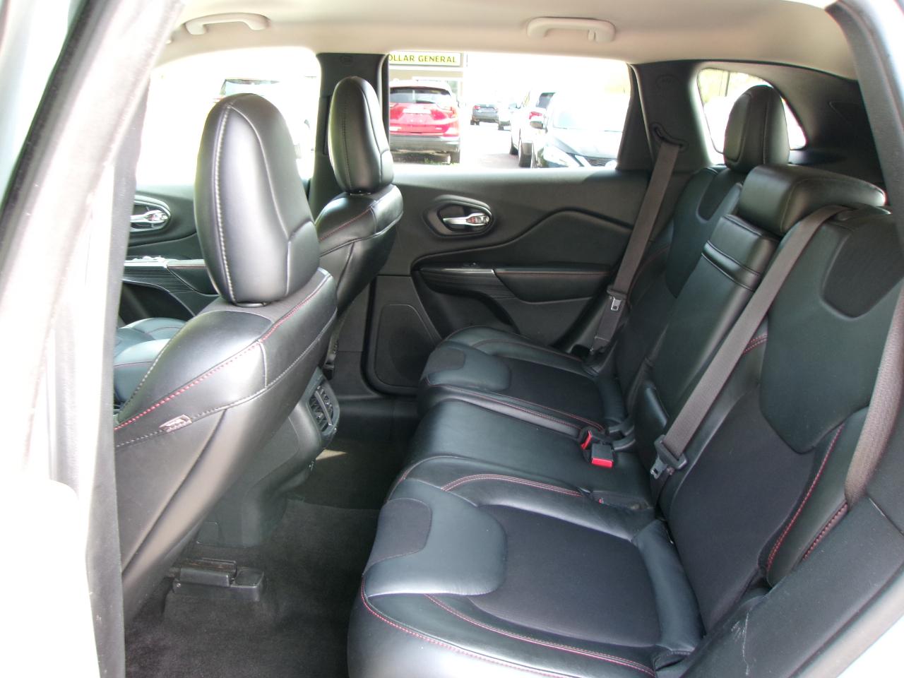 Jeep Cherokee Trailhawk 4D SUV 4WD 2015