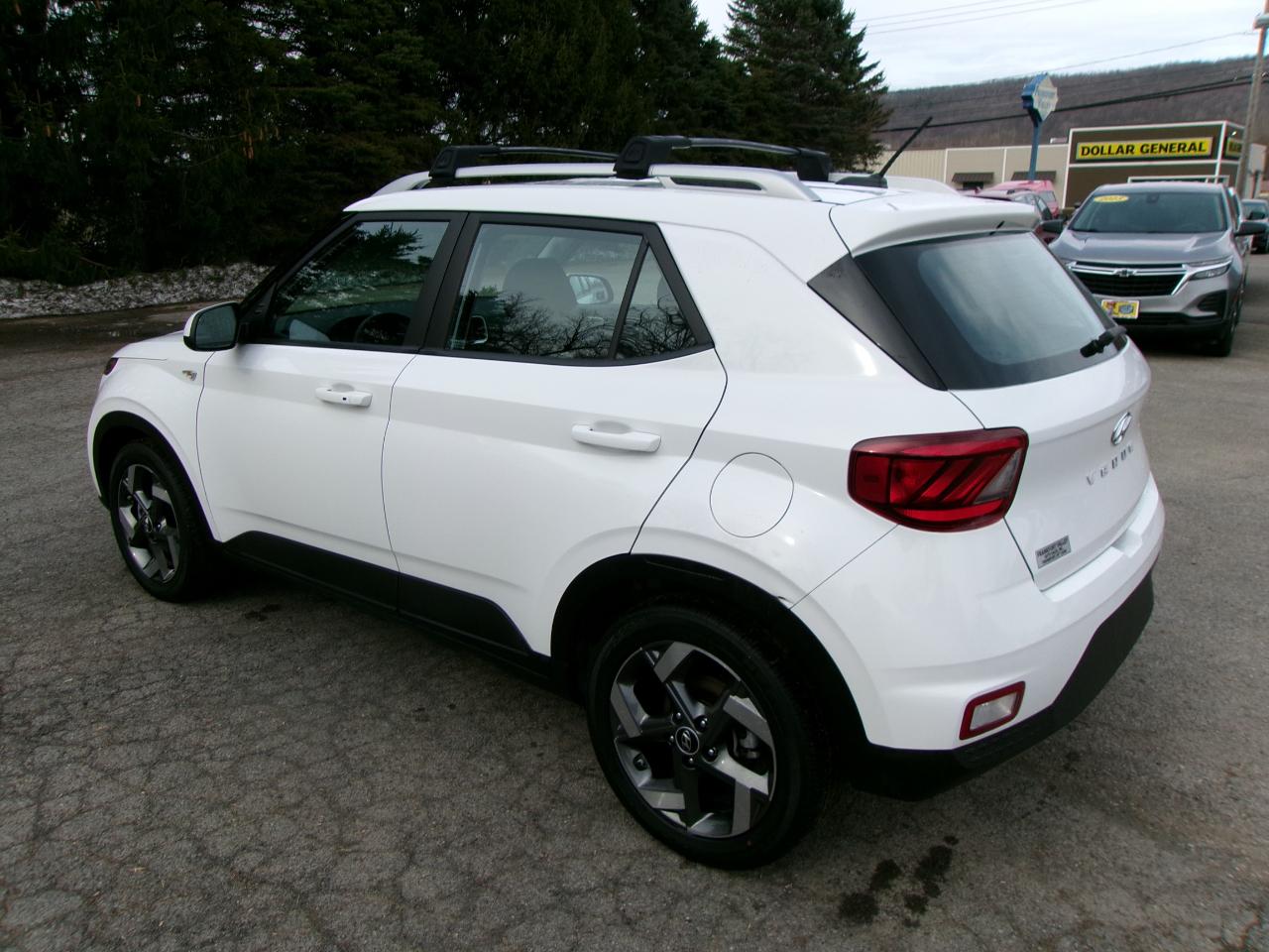 Hyundai Venue SEL 4D SUV FWD at 2024