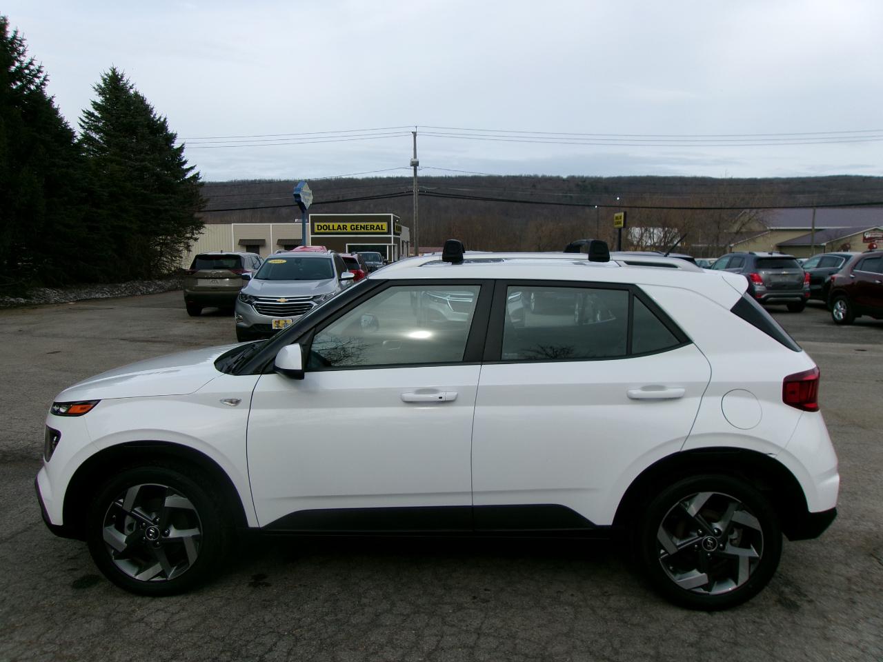 Hyundai Venue SEL 4D SUV FWD at 2024