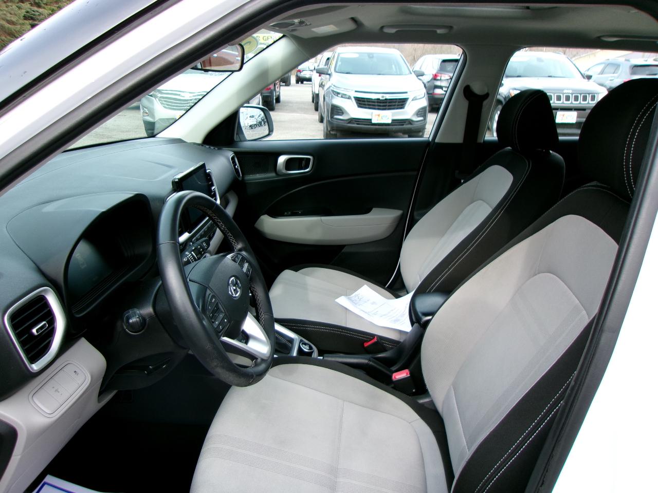 Hyundai Venue SEL 4D SUV FWD at 2024