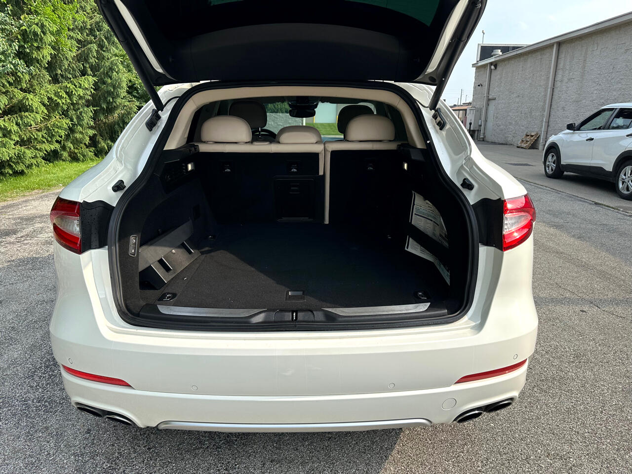 2017 Maserati Levante Base photo 13