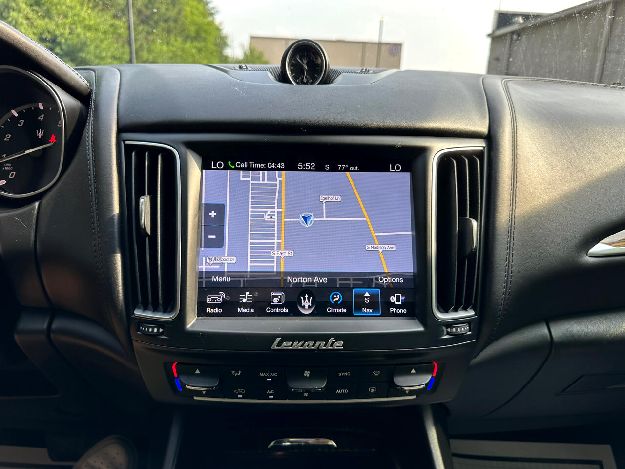 2017 Maserati Levante Base photo 21