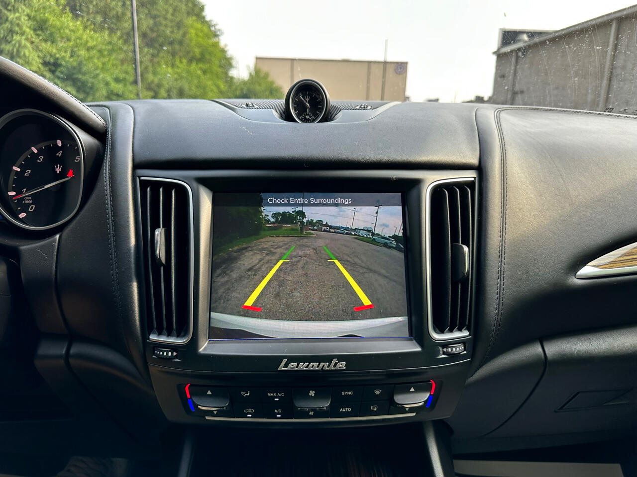 2017 Maserati Levante Base photo 22