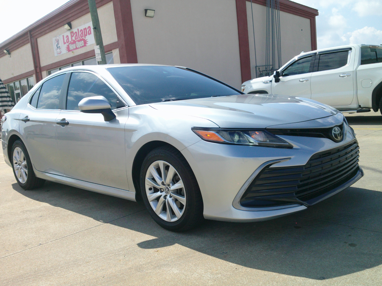 2022 Toyota Camry LE photo 2