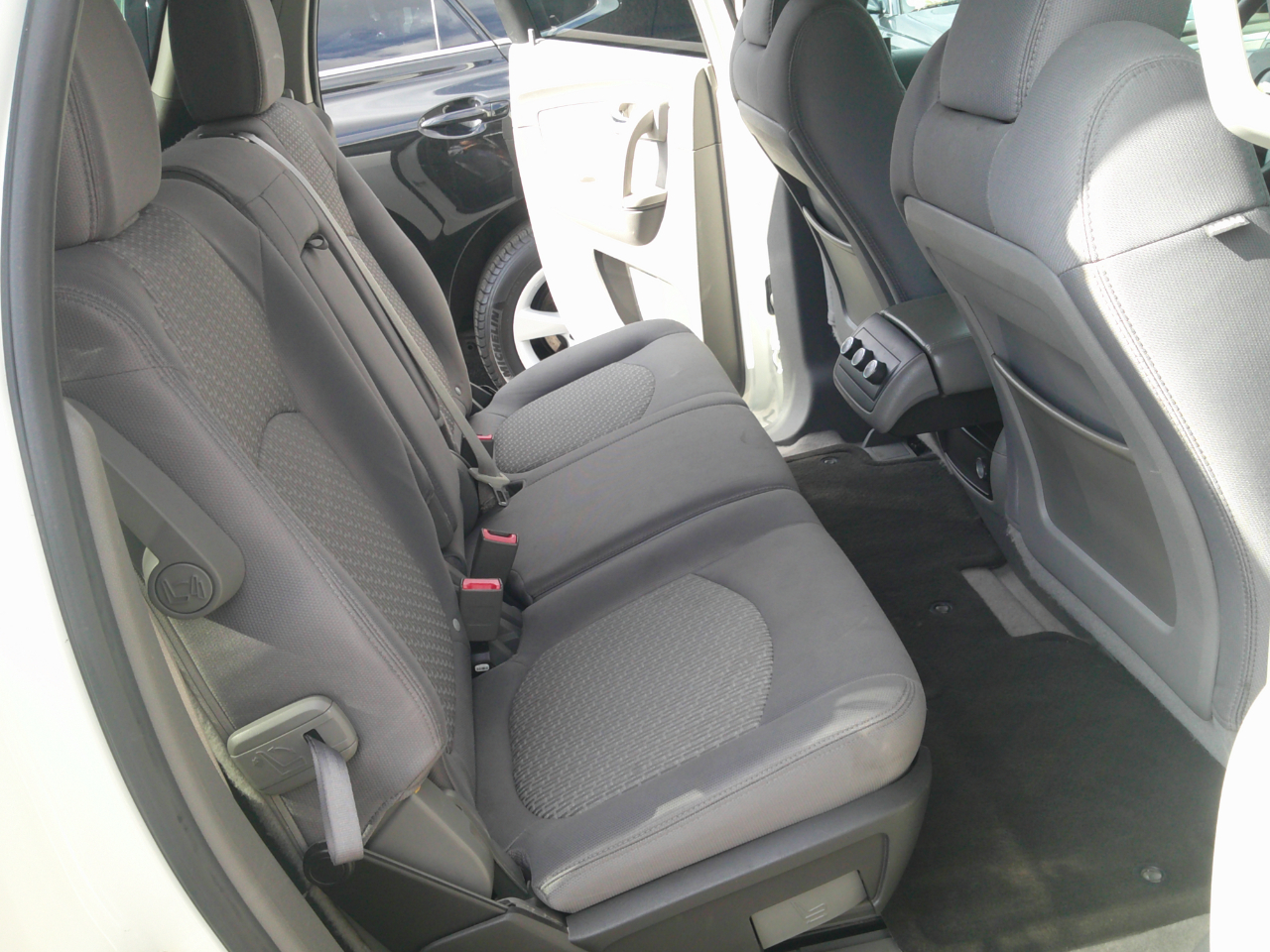 Chevrolet Traverse LS FWD w/PDC 2011 Chevrolet Traverse LS FWD w/PDC 2011