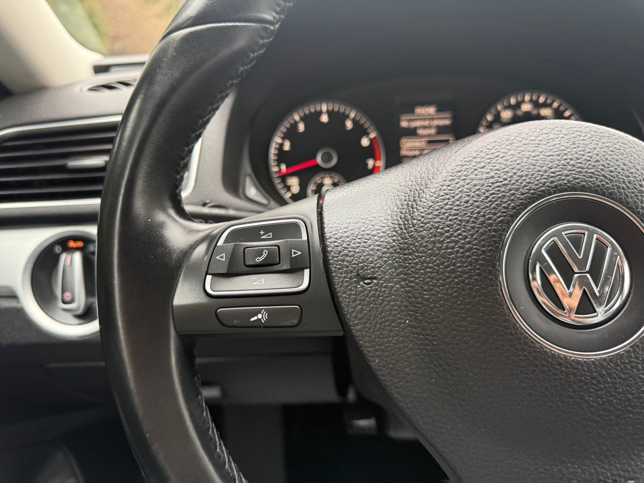 Volkswagen Passat 2.5L SE AT 2012