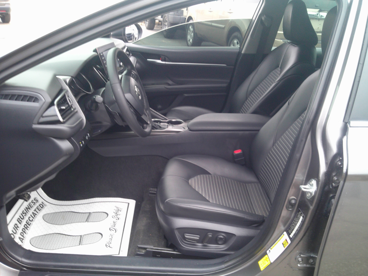 Toyota Camry SE 2023