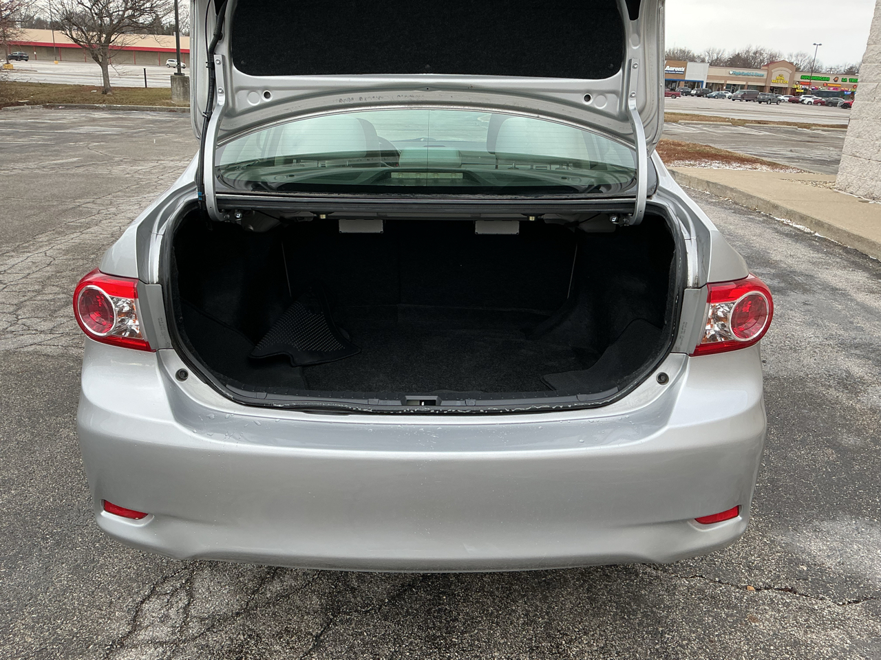 Toyota Corolla 4dr Sdn Auto LE (Natl) 2012