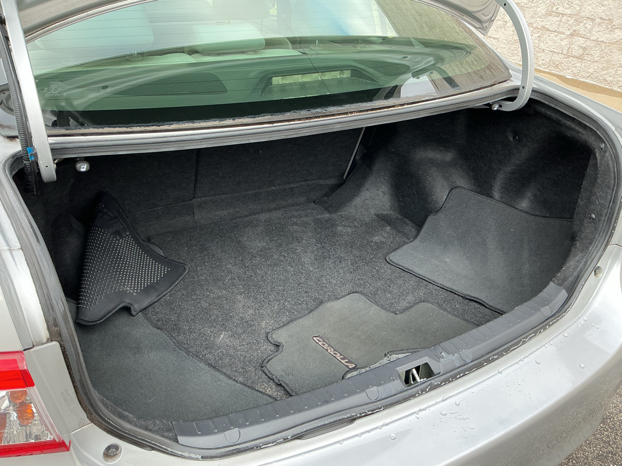 Toyota Corolla 4dr Sdn Auto LE (Natl) 2012