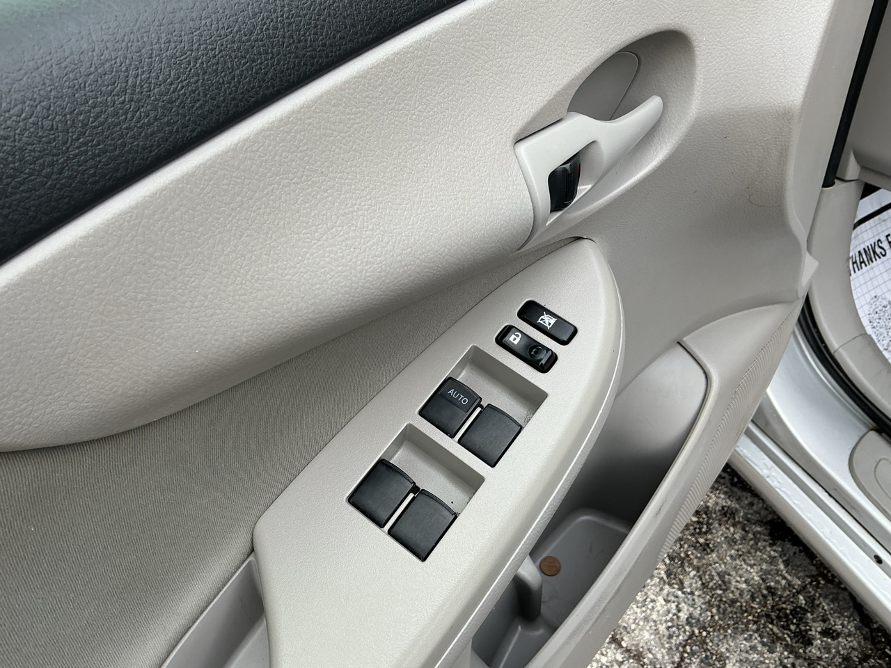 Toyota Corolla 4dr Sdn Auto LE (Natl) 2012