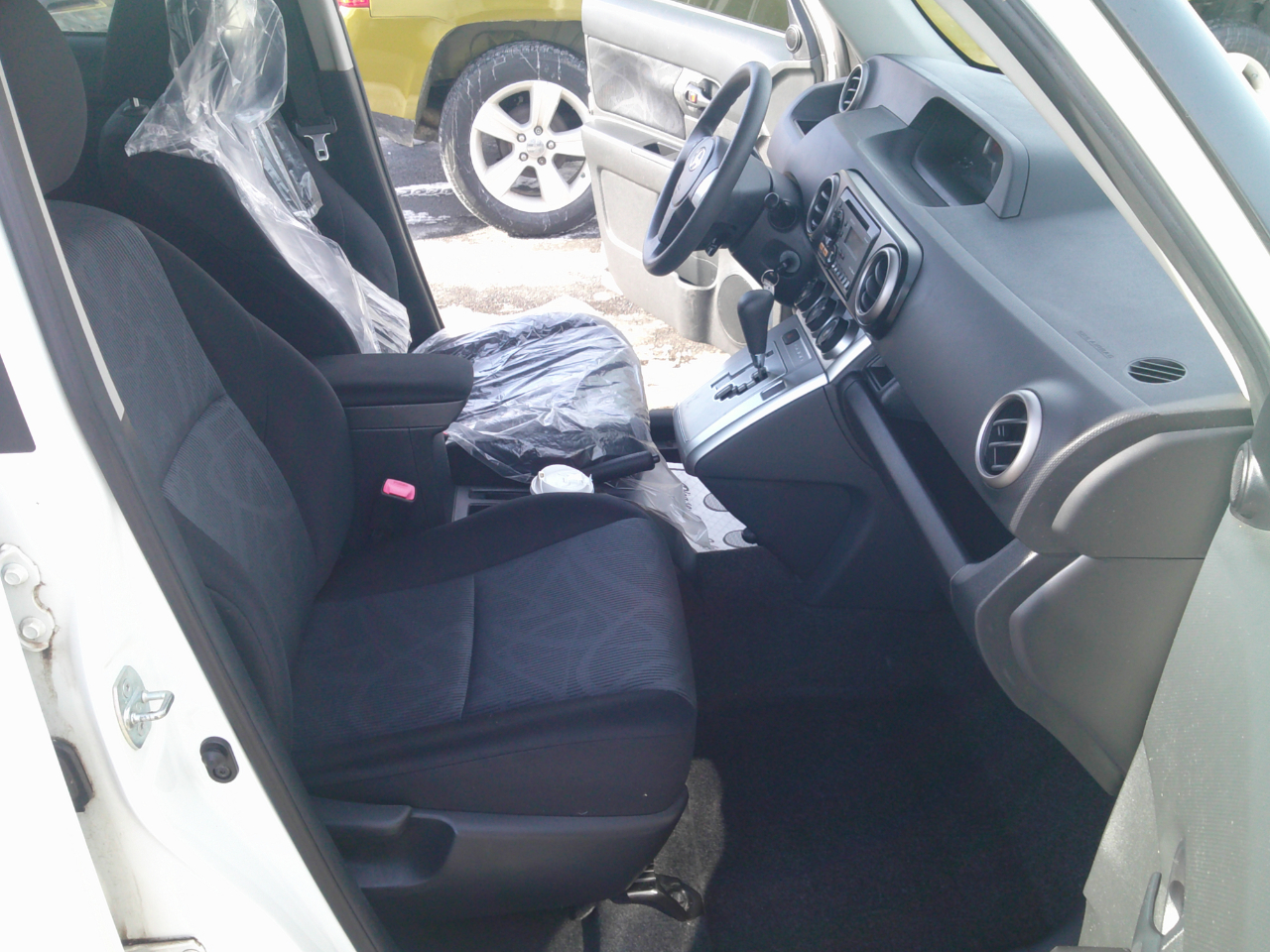 Scion xB 5-Door Wagon 5-Spd MT 2012