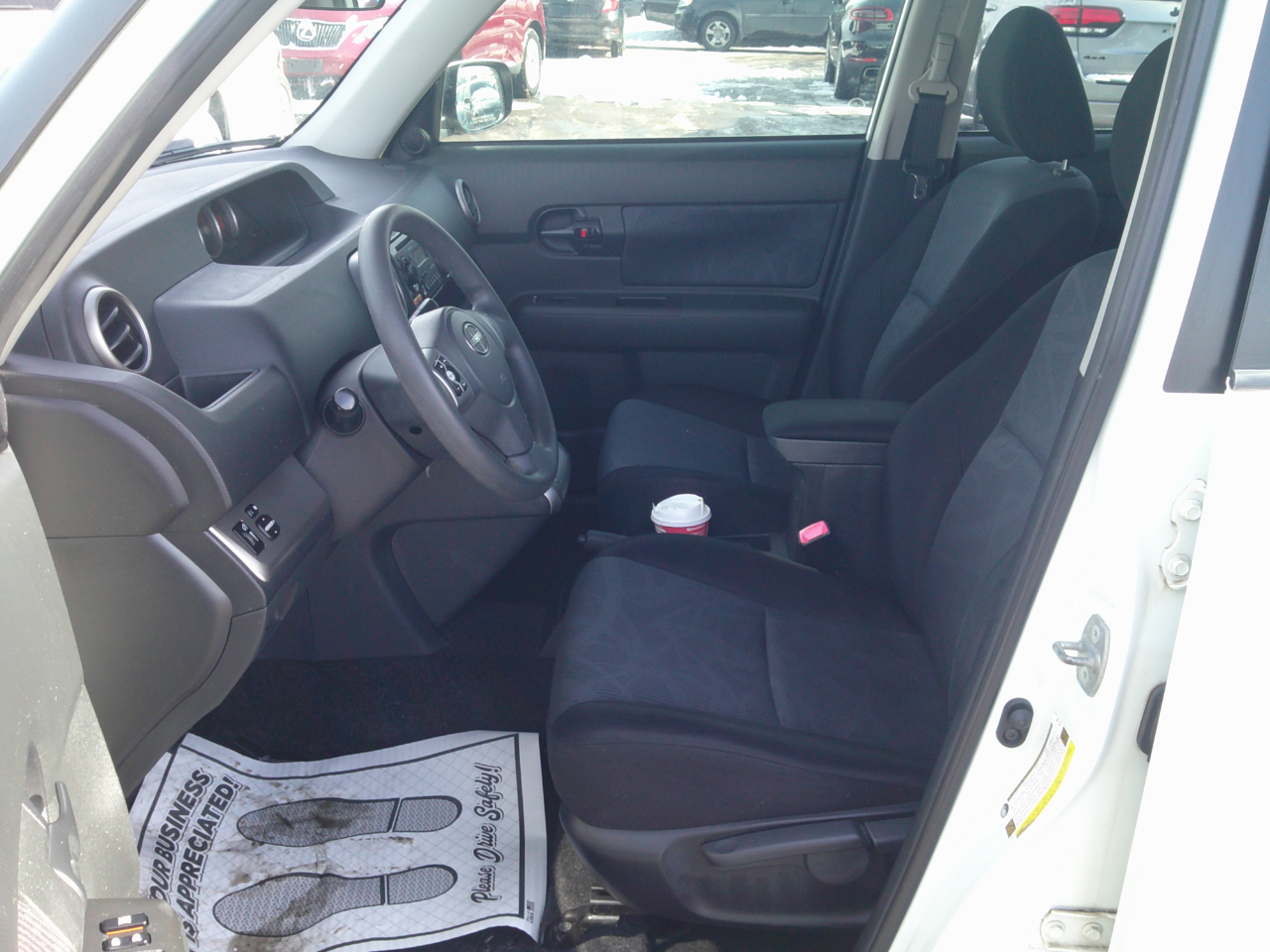 Scion xB 5-Door Wagon 5-Spd MT 2012