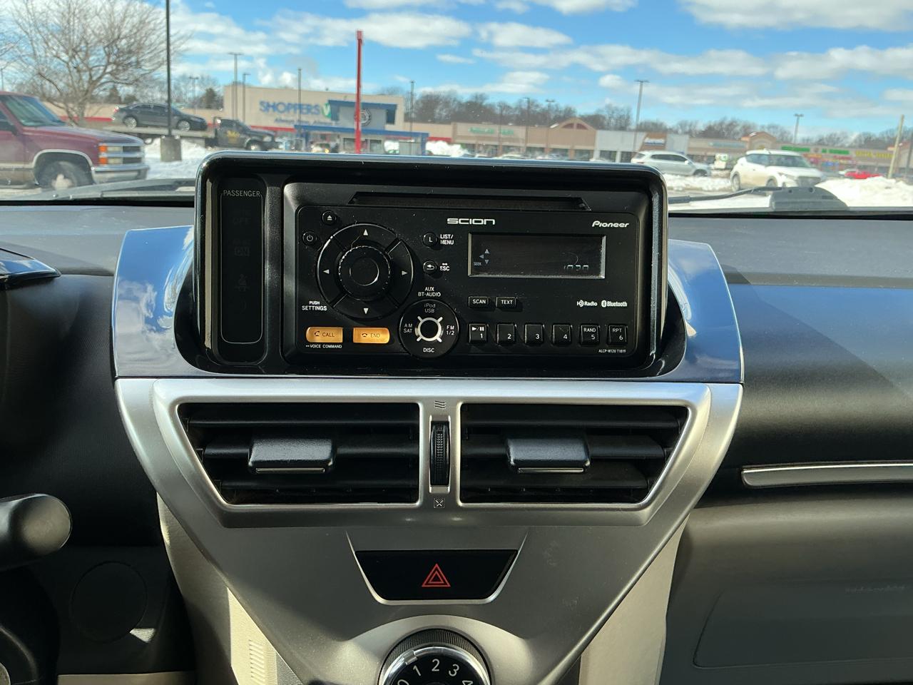 Scion iQ 3-Door Hatchback AT 2012