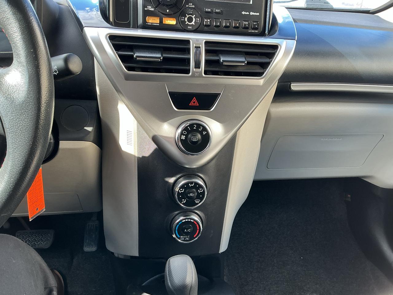 Scion iQ 3-Door Hatchback AT 2012