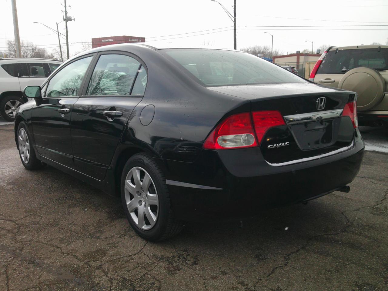 Honda Civic LX Sedan 5-Speed AT 2011