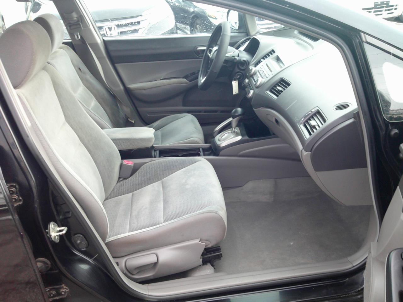 Honda Civic LX Sedan 5-Speed AT 2011