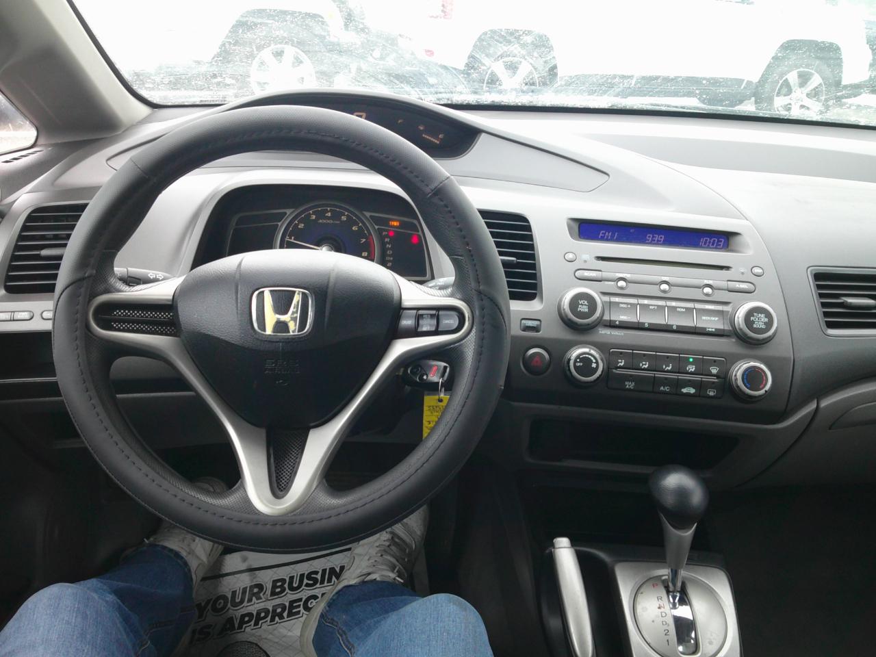 Honda Civic LX Sedan 5-Speed AT 2011