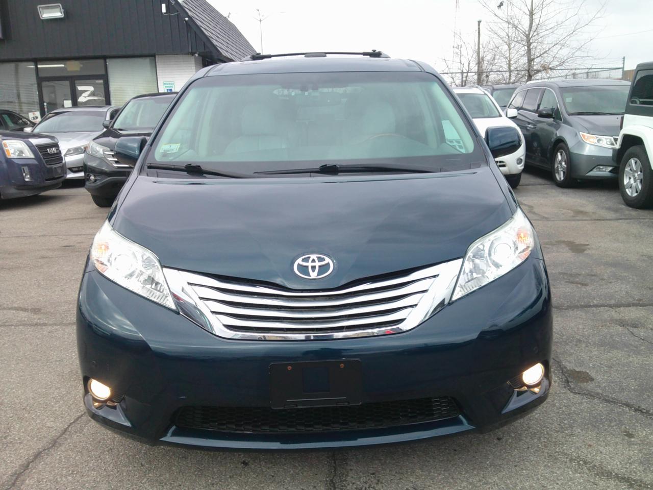 Toyota Sienna XLE AWD 7-Passenger V6 2012