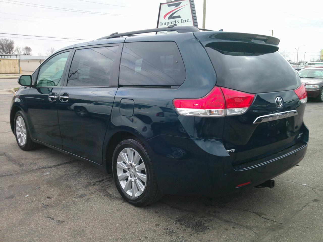Toyota Sienna XLE AWD 7-Passenger V6 2012
