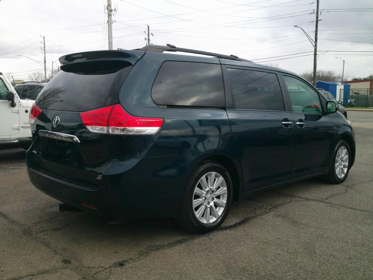 Toyota Sienna XLE AWD 7-Passenger V6 2012