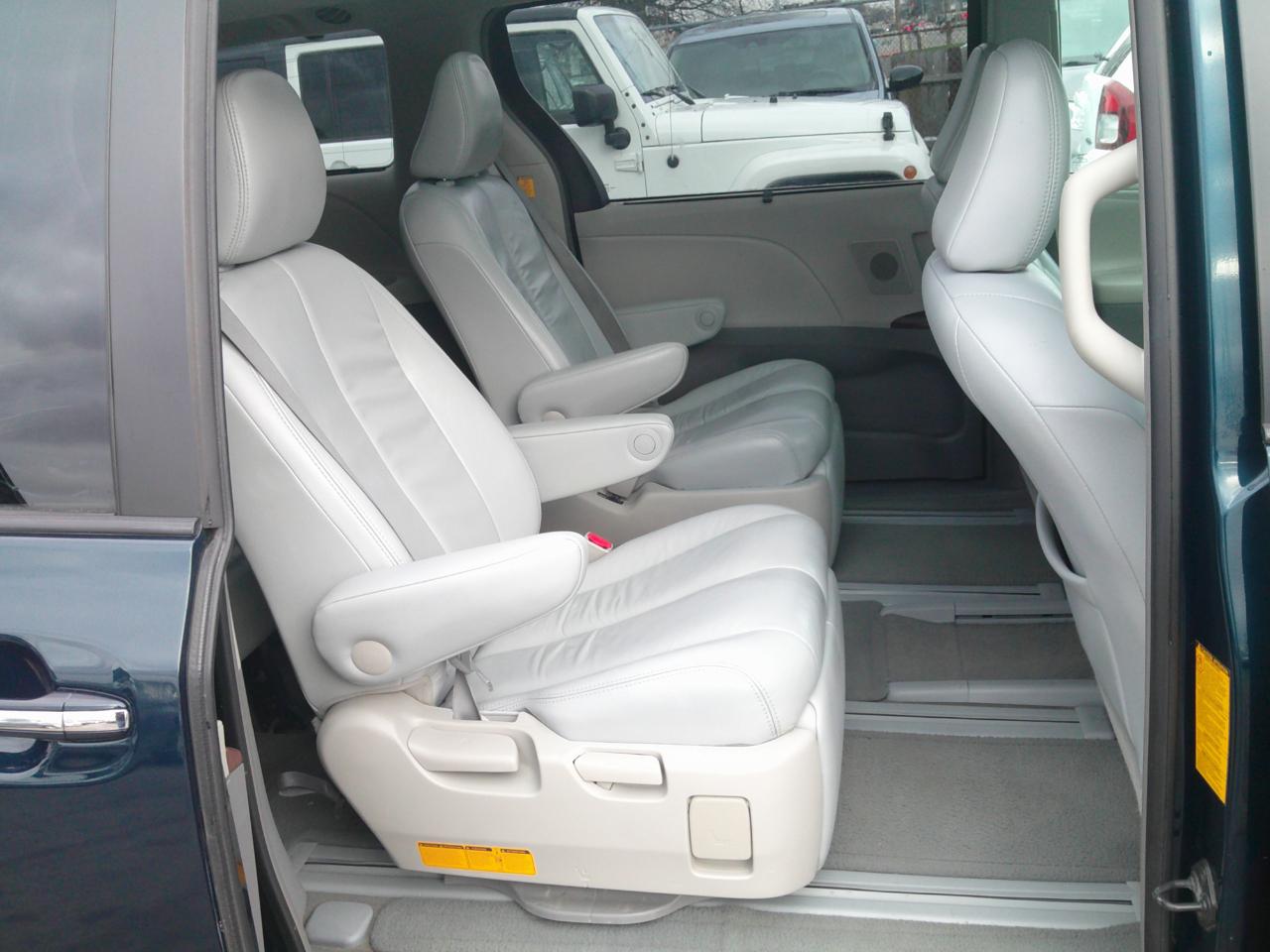 Toyota Sienna XLE AWD 7-Passenger V6 2012