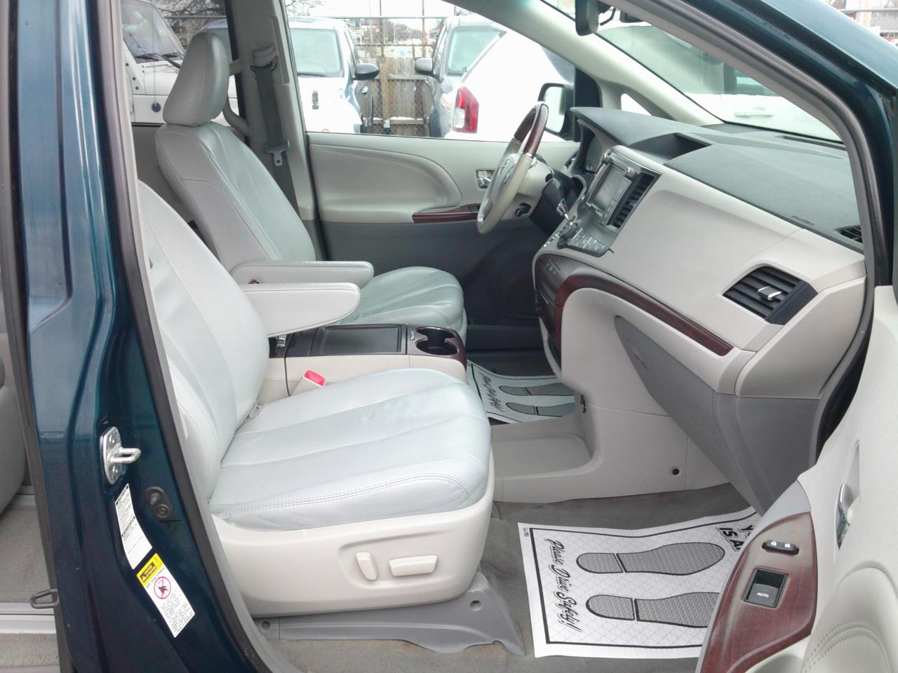 Toyota Sienna XLE AWD 7-Passenger V6 2012