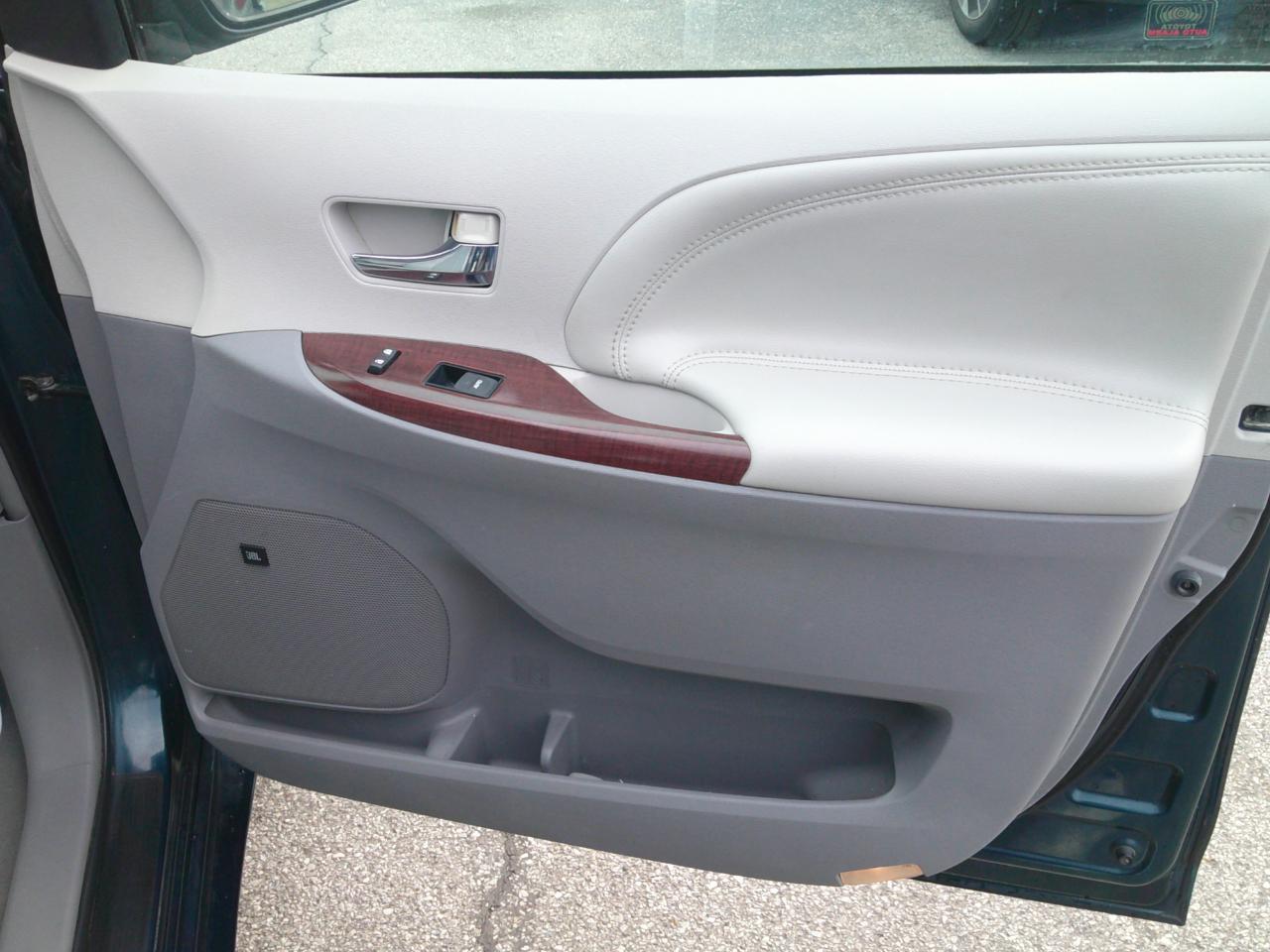 Toyota Sienna XLE AWD 7-Passenger V6 2012