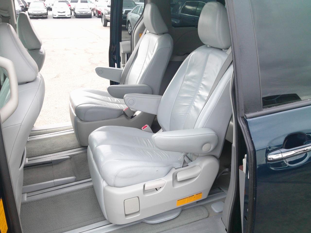 Toyota Sienna XLE AWD 7-Passenger V6 2012