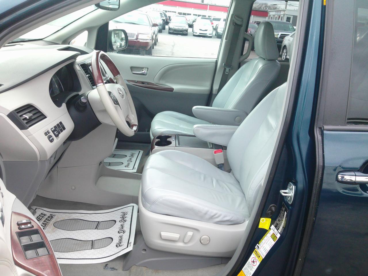 Toyota Sienna XLE AWD 7-Passenger V6 2012