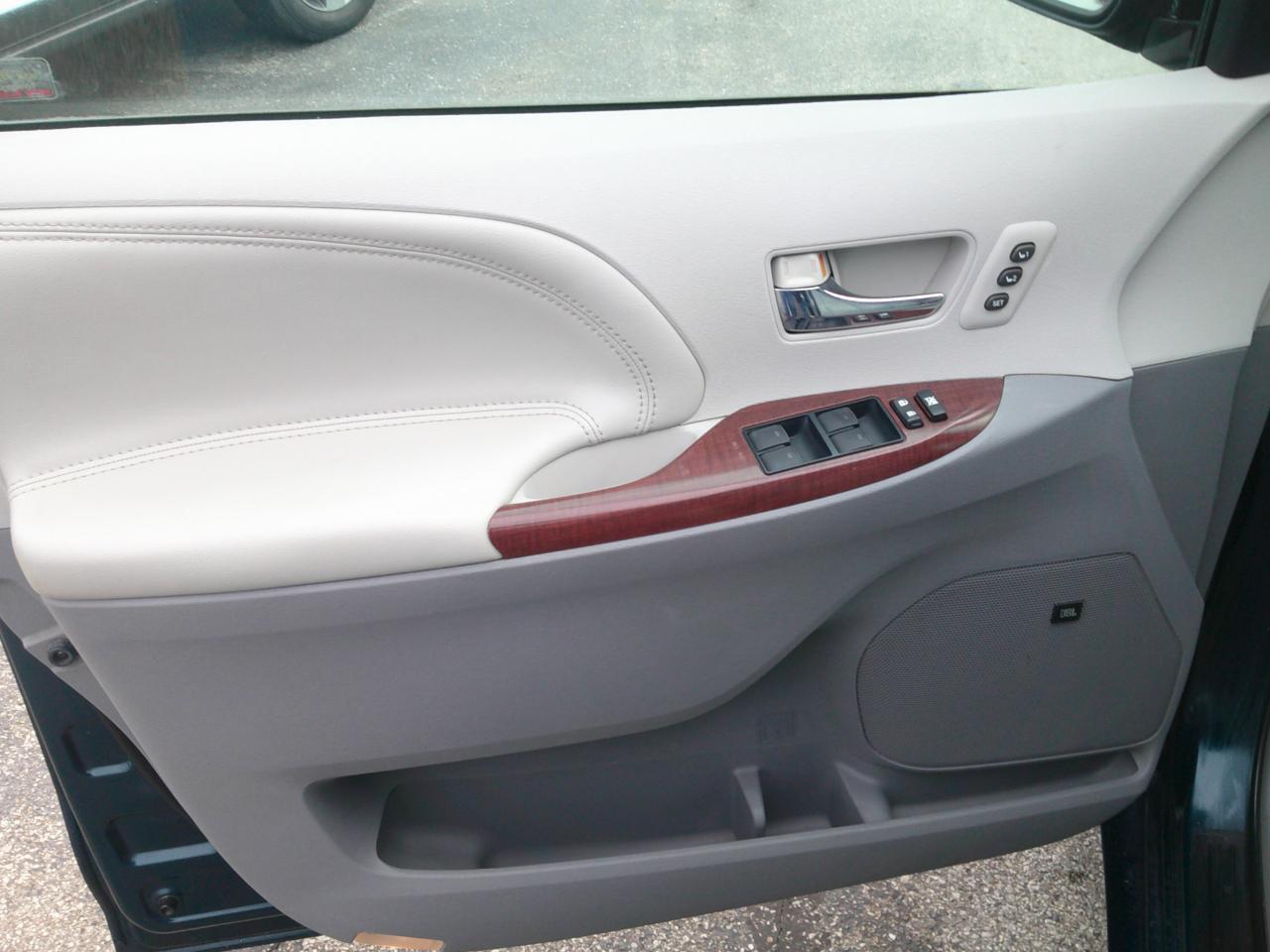 Toyota Sienna XLE AWD 7-Passenger V6 2012