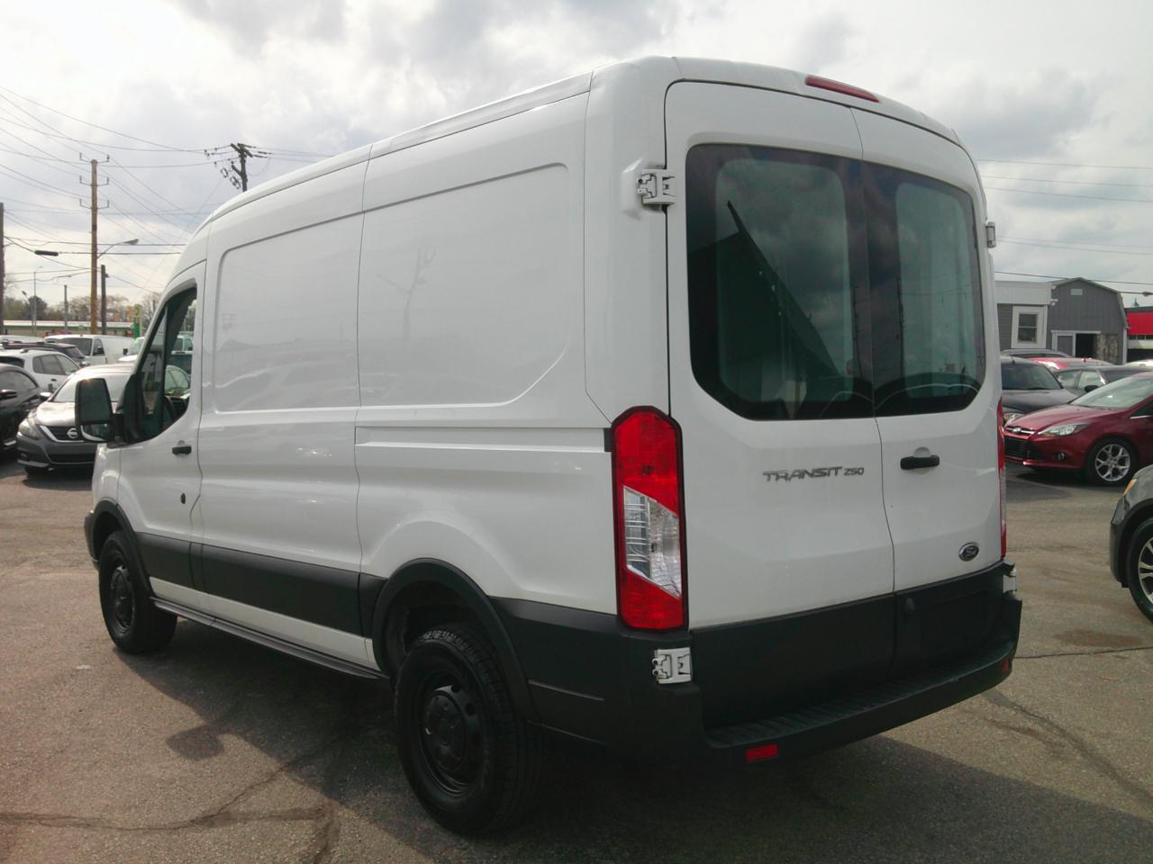 Ford Transit 250 Van Med. Roof w/Sliding Pass. 130-in. WB 2015