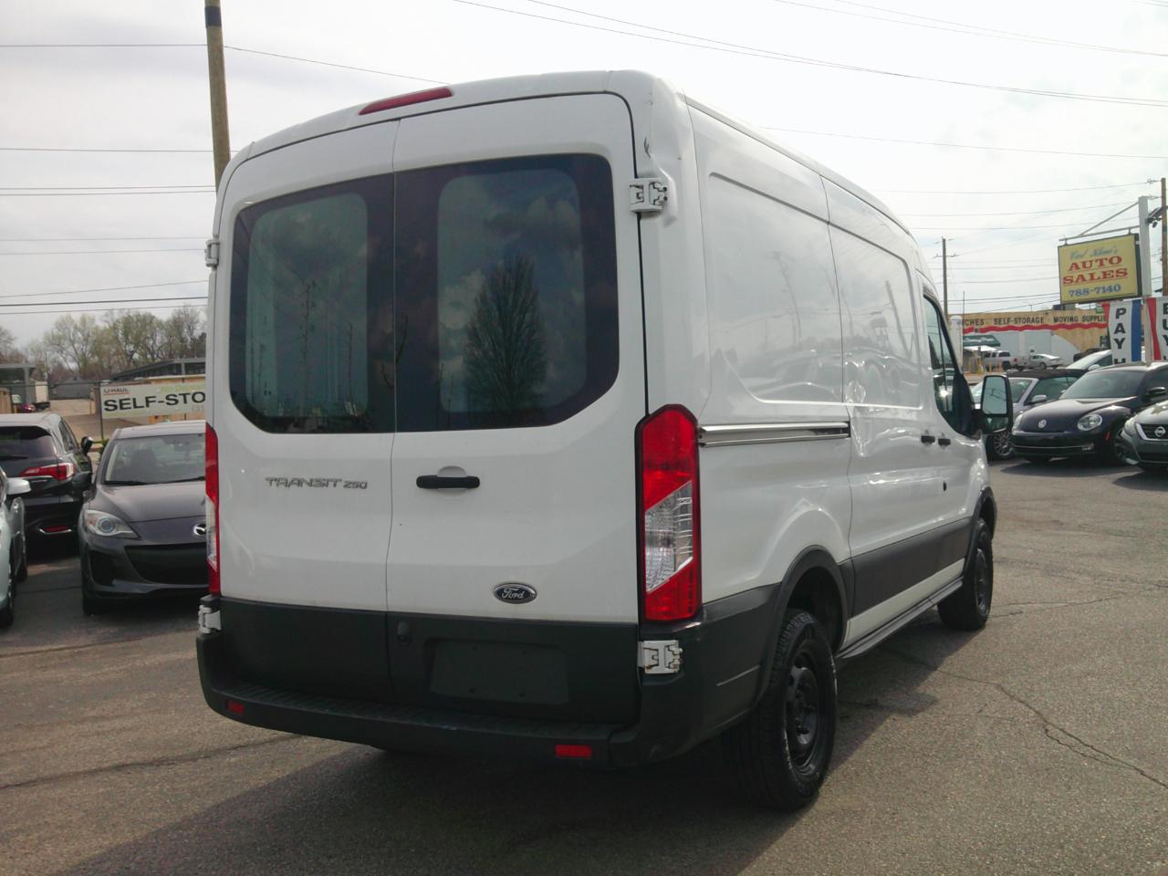 Ford Transit 250 Van Med. Roof w/Sliding Pass. 130-in. WB 2015