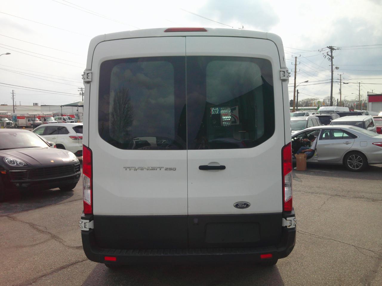 Ford Transit 250 Van Med. Roof w/Sliding Pass. 130-in. WB 2015