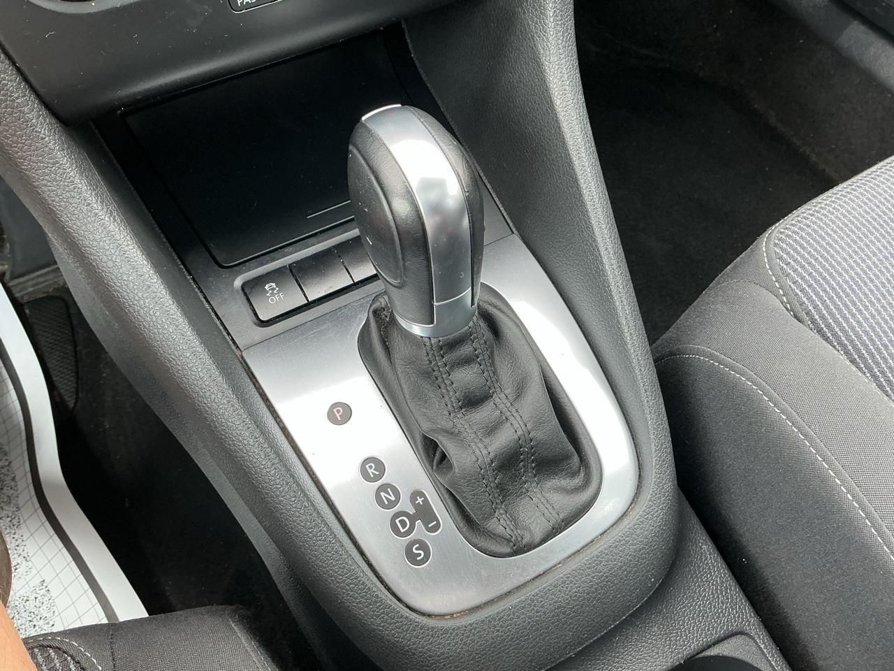 Volkswagen Golf 2.5L Conv & Sunroof 4 Door PZEV 2013