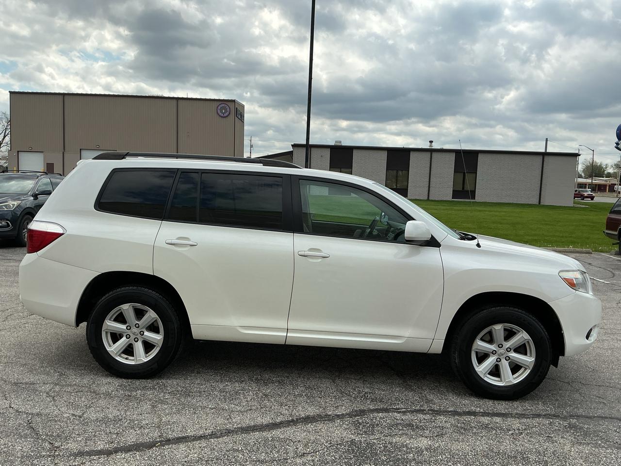 Toyota Highlander Base 4WD 2010