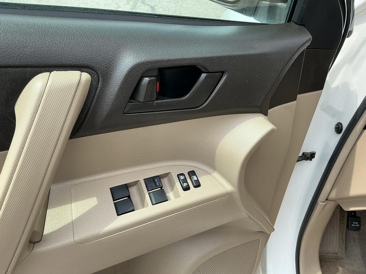 Toyota Highlander Base 4WD 2010