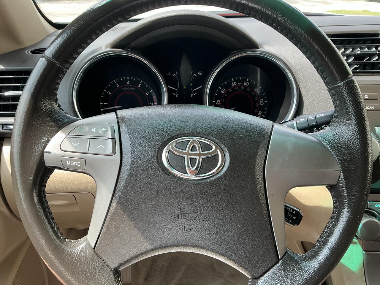 Toyota Highlander Base 4WD 2010