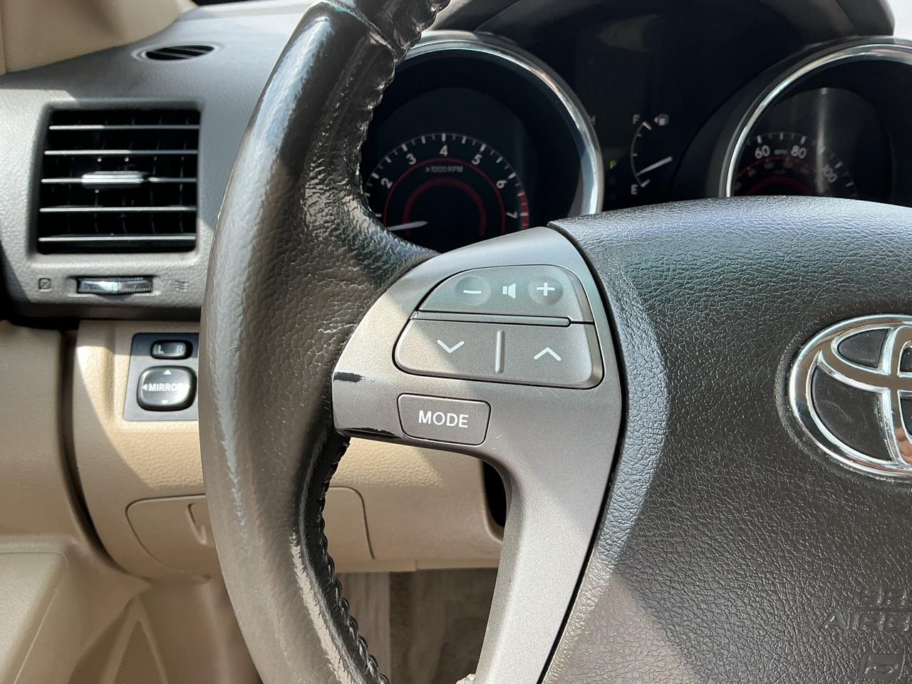 Toyota Highlander Base 4WD 2010