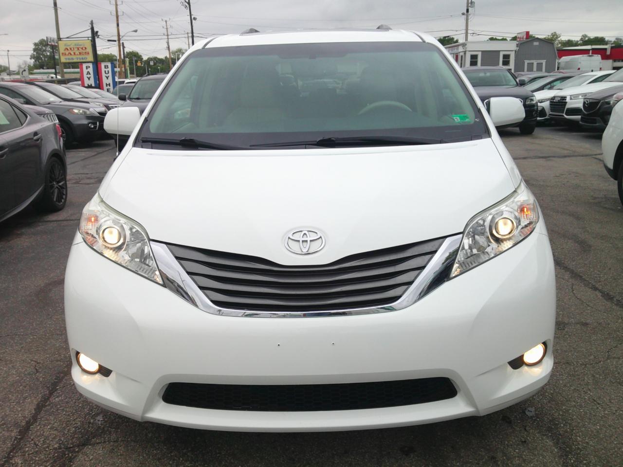 Toyota Sienna XLE FWD 8-Passenger V6 2013