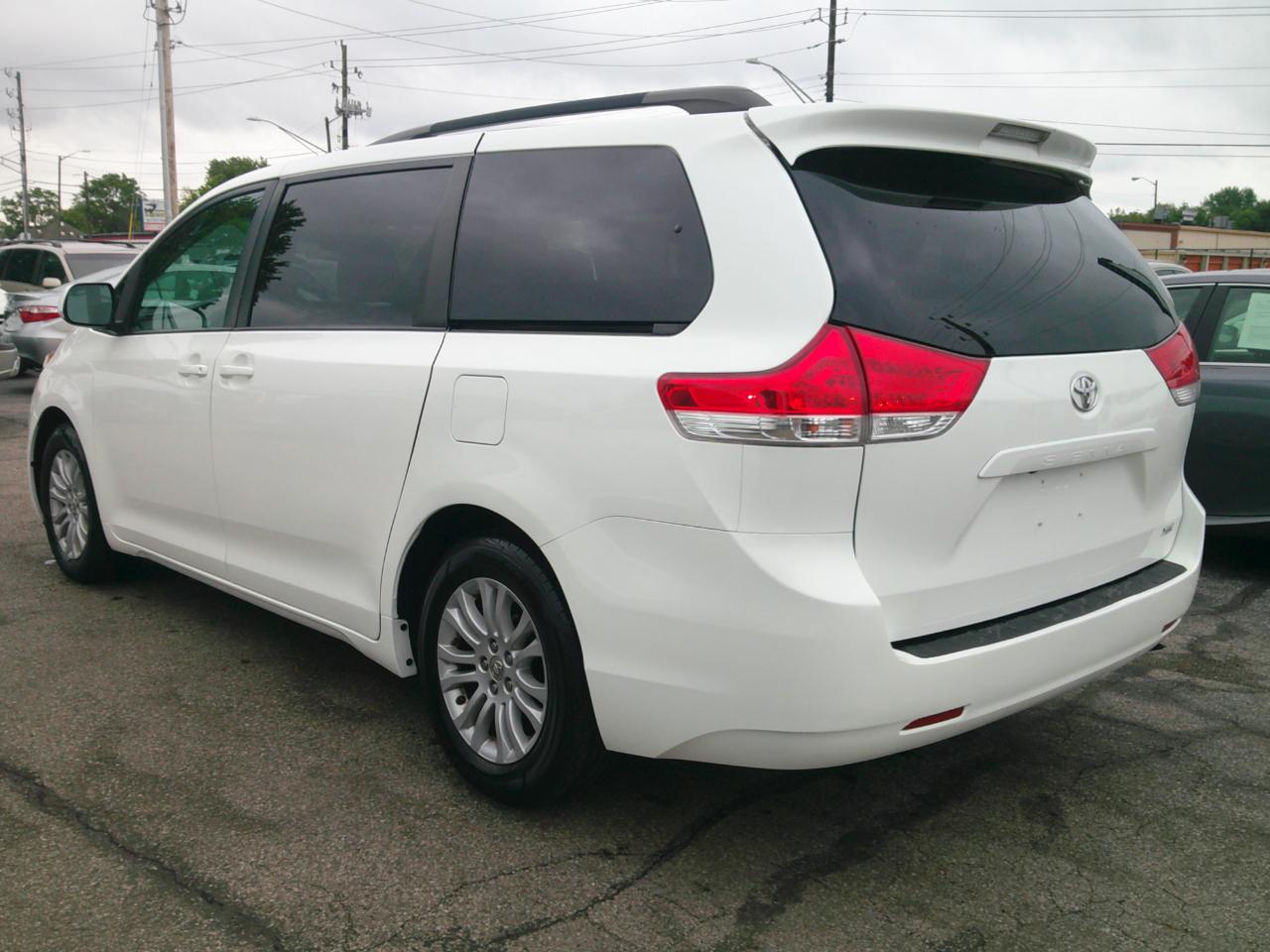 Toyota Sienna XLE FWD 8-Passenger V6 2013