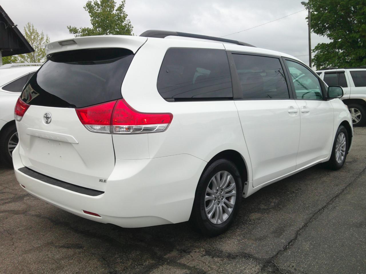 Toyota Sienna XLE FWD 8-Passenger V6 2013