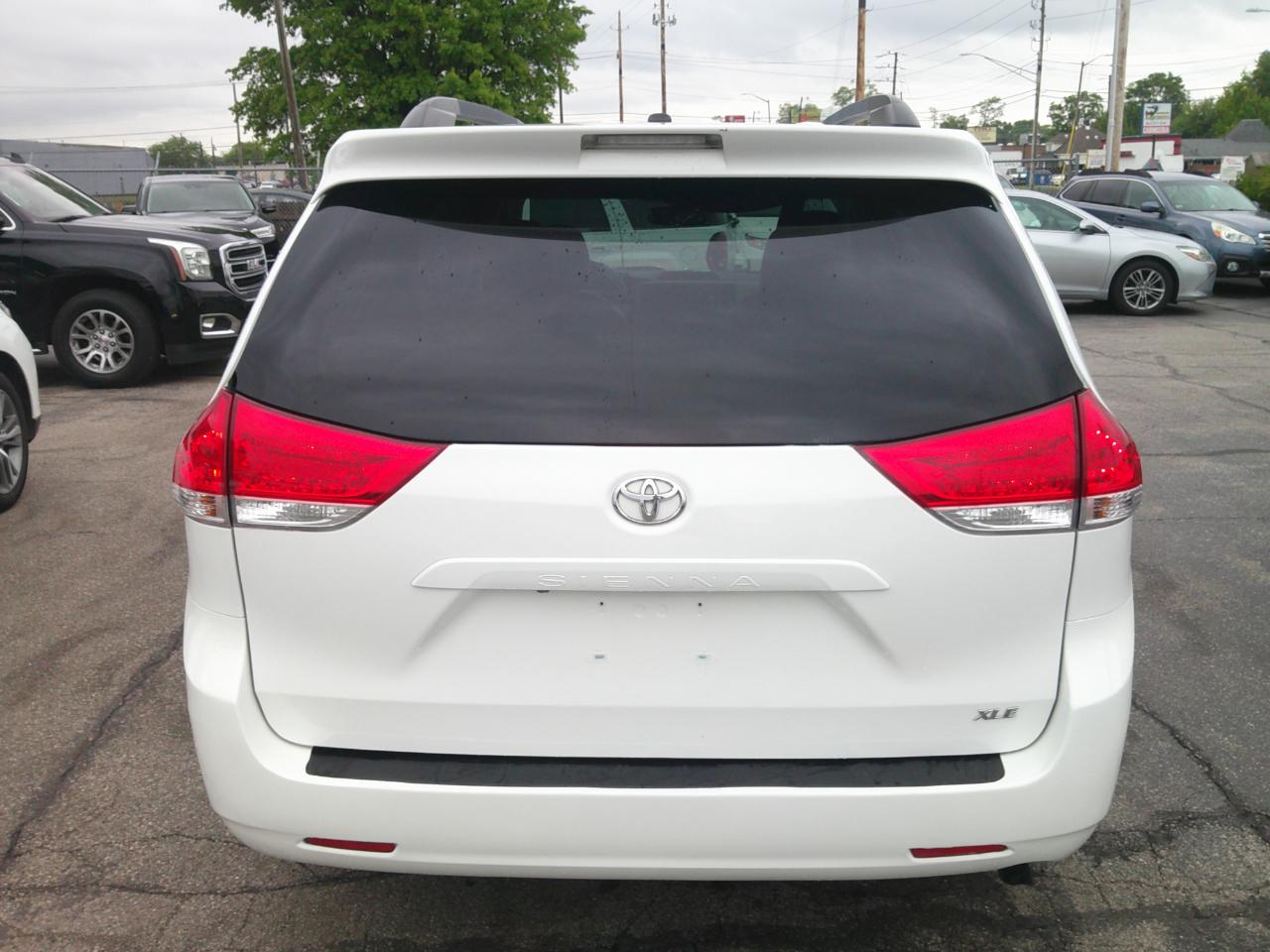 Toyota Sienna XLE FWD 8-Passenger V6 2013