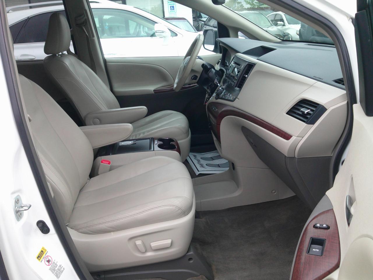 Toyota Sienna XLE FWD 8-Passenger V6 2013