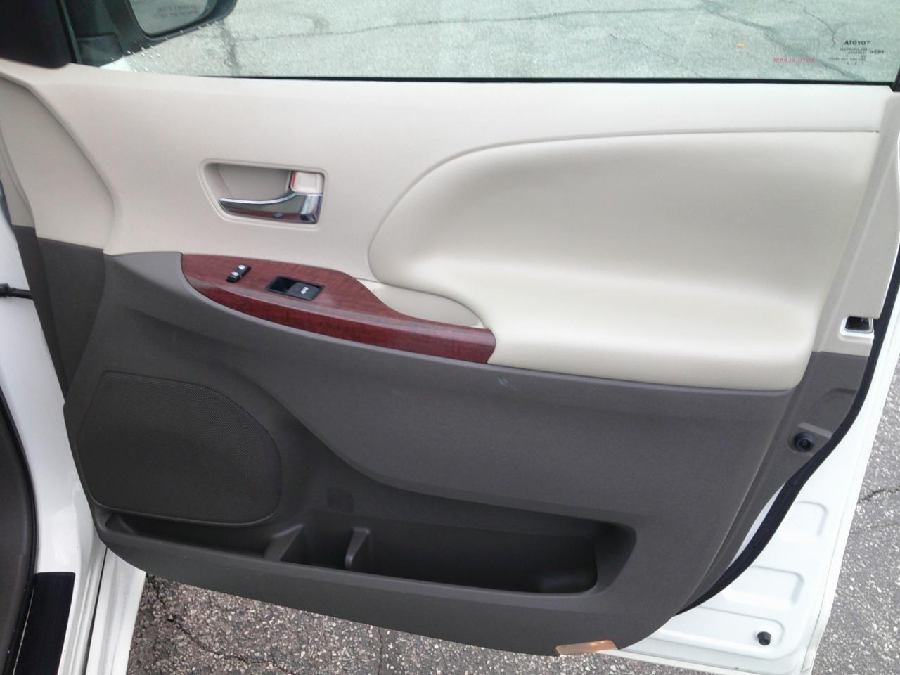Toyota Sienna XLE FWD 8-Passenger V6 2013