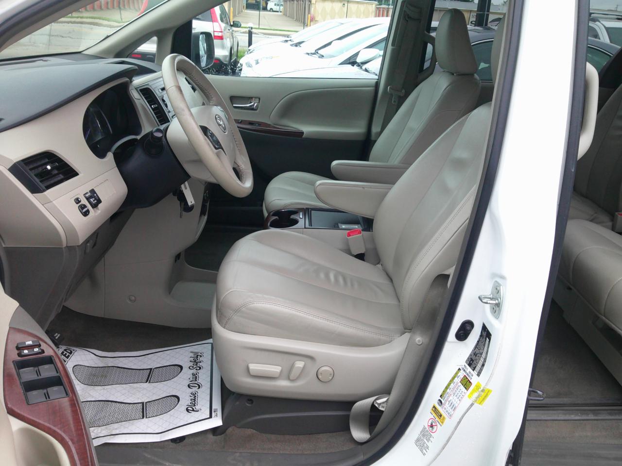 Toyota Sienna XLE FWD 8-Passenger V6 2013