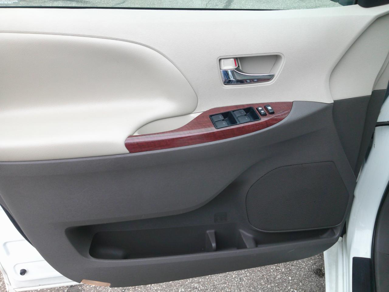 Toyota Sienna XLE FWD 8-Passenger V6 2013